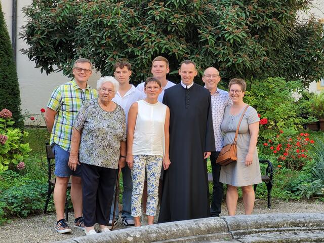 Der neu im Stift Melk als Novize eingekleidete Frater Dominik im Kreise seiner Familie | Foto: Stift Melk