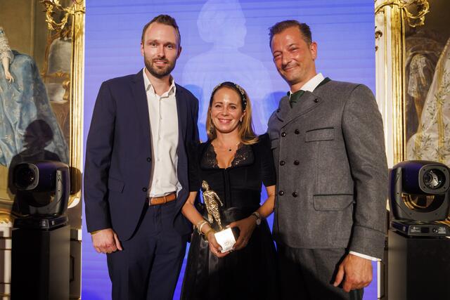 Lorenz Wedl (li., Mitglied der Geschäftsführung bei Wedl) gratulierte Agnes und Alois Seyrling vom Hotel Klosterbräu in Seefeld zum TIROLERIN Award Genuss &amp; Regionalität. | Foto: TIROLERIN / Hetfleisch