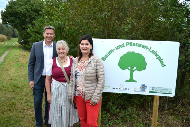 Bildungsreferent LR Daniel Fellner, Obfrau FNL und Kräuterexpertin Mathilde Friesacher, Bürgermeisterin Maria Knauder (von links) | Foto: MeinBezirk.at