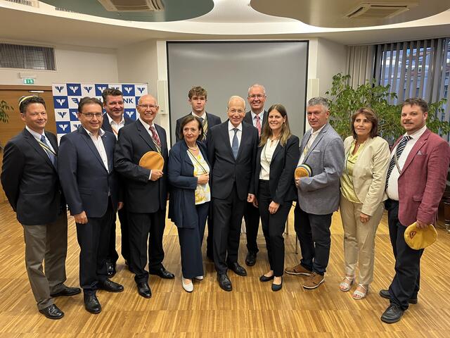 Über 80 Personen folgten der Einladung des CV-Zirkels Baden und lauschten im Festsaal der Volksbank gespannt den Worten vonRudolf Taschner im Rahmen seines Bildungsvortrags.  | Foto: CV Zirkel