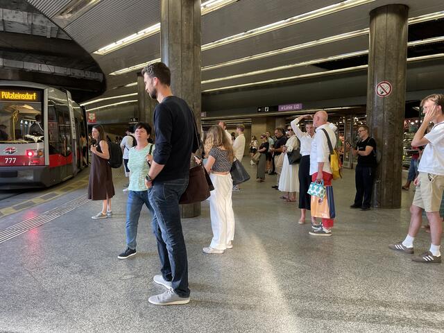 Am Jonasreindl wartet man im Stehen. Sitzbänke sucht man vergeblich. Für ältere Menschen und jene mit Beeinträchtigungen ist die Situation schwierig. | Foto: Michael Marbacher / MeinBezirk