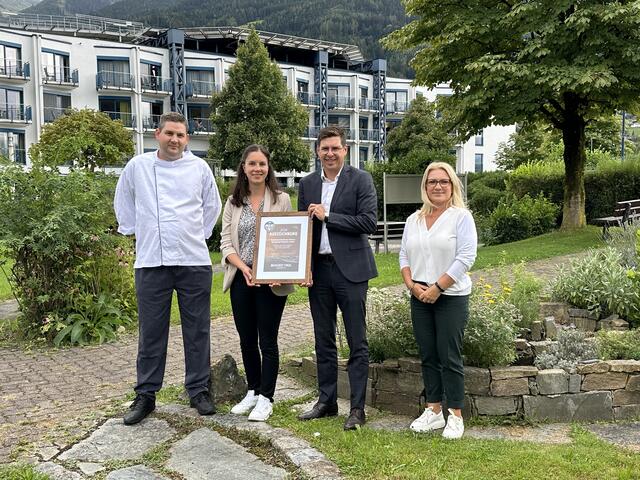 v.l.v.r Felix Morgenstern (Leitung Küche BKH Schwaz), Judit Singer (Agrarmarketing Tirol), MMag. Andreas Hoppichler (GF BKH Schwaz), Manuela Nösslinger (Leitung Einkauf BKH Schwaz) bei Übergabe der Urkunde zeigt.  | Foto: BKH Schwaz