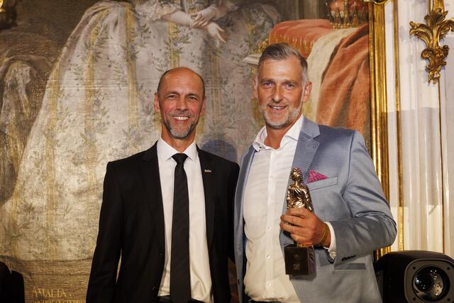 Diversität &amp; Gleichstellung: Franz Mair (Vorstandsvorsitzender der Tiroler Versicherung, li.) gratulierte Simon Meinschad (Geschäftsführung Fa. Hollu) zum TIROLERIN Award. | Foto: TIROLERIN / Hetfleisch