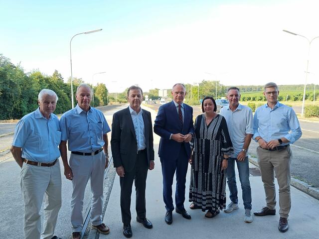 Ernst Horvath, Franz Sonnleithner, Nikolaus Berlakovich, Gerhard Karner, Eva Heidenreich, Andreas Kacsits, und Patrik Fazekas an der Grenze Deutschkreutz. | Foto: ÖVP Mittelburgenland