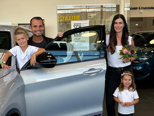 Die Düsenflitz-Familie freut sich über das neue, sichere Auto. | Foto: Almer