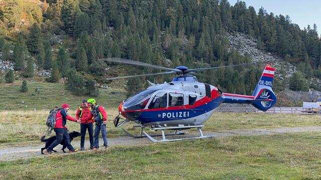 Auch Hubschrauber und Hundestaffel sind im Einsatz.  | Foto: ZOOM-Tirol