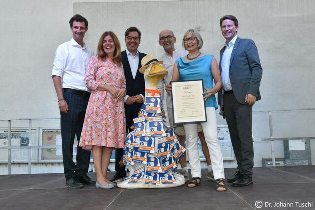 Bürgermeister René Lobner, NR-Abgeordnete Angela Baumgartner, WK Bezirksstellenleiter Andreas Hager, werbe-team Obmann Norbert Panny, Stellvertreterin Franziska Bethold, WK Bezirksstellenleiter Philipp Teufl.
 | Foto: Johann Tuschl