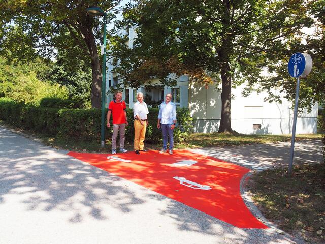 Bürgermeister Johann Zeiner, der Leiter der Infrastruktur-Abteilung Franz Grill und sein Stellvertreter Manfred Kleiner präsentieren die neue Bodenmarkierung beim Viktor Müllner-Weg, die die Verkehrssicherheit in der Südstadt erhöht. | Foto: Marktgemeinde Maria Enzersdorf