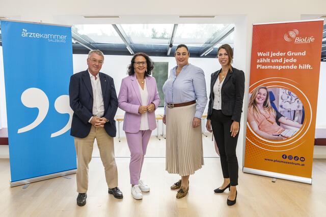 Im Bild: Karl Forstner (Präsident der Ärztekammer für Salzburg), Daniela Gutschi (Landesrätin), Elisabeth Maier (Managerin des BioLife Plasmazentrums Salzburg) und Magdalena Janu (Ärztliche Leiterin des BioLife Plasmazentrums Salzburg). | Foto:   Takeda/WILDBILD