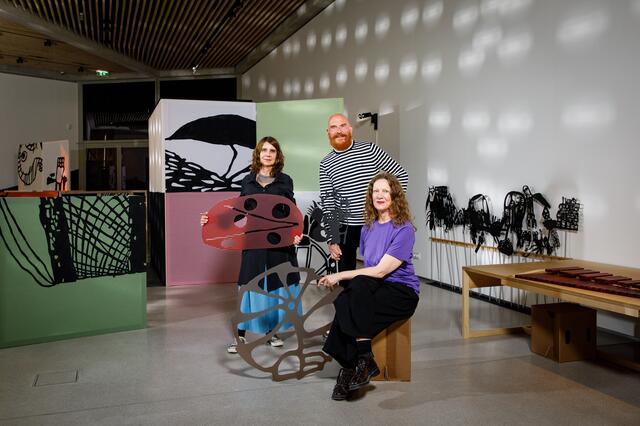 Künstlerin Rivane Neuenschwander, Co-Kurator Andreas Hoffer und Mona Jas, künstlerische Leiterin des „KinderKunstLabor“. | Foto: NÖKU / Max Kropitz