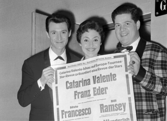 "Catarina Valente Show" in der Wiener Stadthalle. Silvio Francesco und Catarina Valente und Bill Ramsey mit dem Tourplakat. | Foto: Votava / brandstaetter images / picturedesk.com