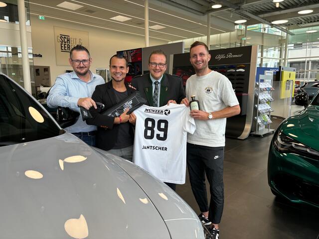 Manfred Pauritsch outete sich als waschechter Jantscher-Fan mit Voitsberger Dress | Foto: Almer