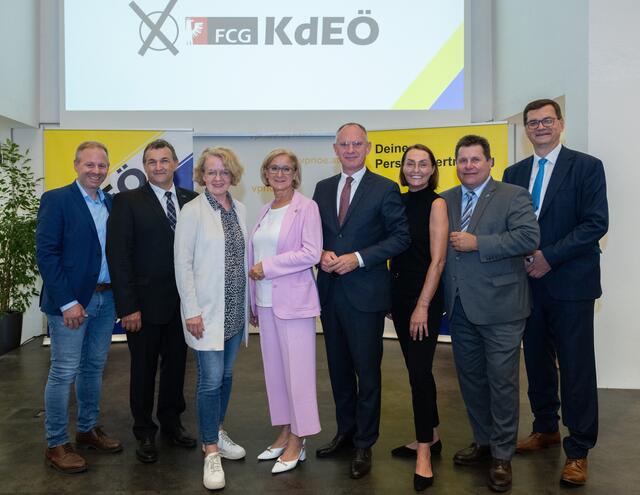 v.l.: GÖD NÖ Vorsitzender Matthias Deiser, Vorsitzender und Spitzendkandidat der KdEÖ NÖ Hannes Luef, NÖAAB Landesobfrau Christiane Teschl-Hofmeister, Landeshauptfrau Johanna Mikl-Leitner, Innenminister Gerhard Karner, NÖAAB Landesgeschäftsführerin Katja Seitner, Bundespolizeidirektor Michael Takacs, Bundesvorsitzender der KdEÖ Martin Heinzl. | Foto: Christian Freitag