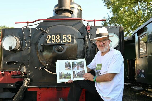 Johannes Ebert und Paul Brandl präsentierten ihr Buch beim Bahnhofsfest in Grünburg. | Foto: Ebner