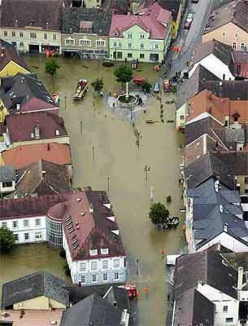 Vielerorts sahen 2002 die Hauptplätze wie hier in Raabs/Thaya aus. | Foto: Archiv