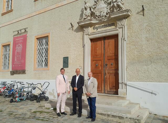 v.l.n.r.: Direktor Philipp Krischke, Thomas Hofer und Herbert Dobrovolny waren bei der Veranstaltung vor Ort. | Foto: Altpiaristner