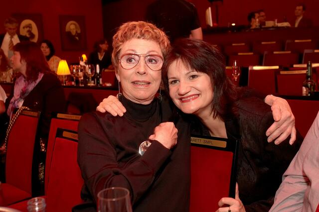 Valente bei der Premiere von "Zwischen allen Stühlen" mit Sigrid Hauser (r.). | Foto: Alexander Tuma / Tuma Alexander / picturedesk.com