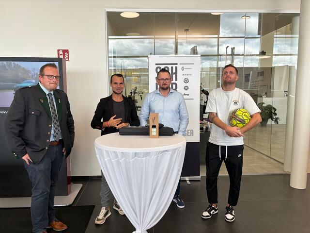Im Autohaus Scheer (v. l.): Manfred Pauritsch, Daniel Düsenflitz Müller, Markus Scheer und Jakob Jantscher | Foto: Almer