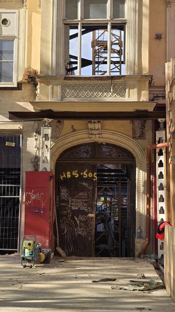 Der alte Hauseingang und die Durchsicht durch das Fenster im 1. Stock