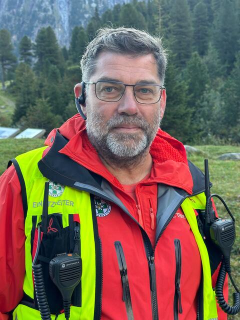 Ulrich Huber von der Bergrettung Ginzling fungiert als Einsatzleiter vor Ort.  | Foto: ZOOM-Tirol