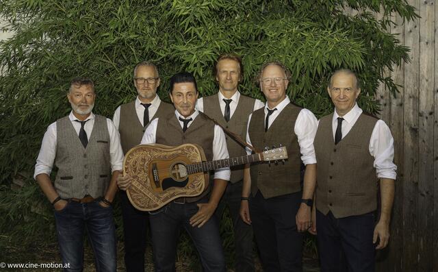 The Memphis Bandits, Bass „Marshall“ Chris Gall (Günther Christian Gall), Vocals &amp; Rythm Guitar Tony Moronie from Italy (Toni Zupanjac), Vocals &amp; Guitar Lucky Dean Luciano (Christian Lackinger), Drums Mr. BIG Stick (Florian Tuchacek), Vocals &amp; Piano Mr. Mike Hardin (Michael Graf), Lead Guitar Pistol Pete from Tijuana (Tamás Peter) v.l.n.r. | Foto: cinemotion - Ivanek