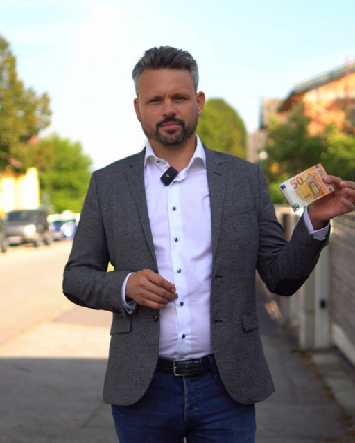 SPÖ Bezirksvorsitzender David Loretto in der Anningerstraße am Bhf Guntramsdorf Thallern - links oder rechts wohnen heißt 50 Euro mehr oder weniger. | Foto: SPÖ