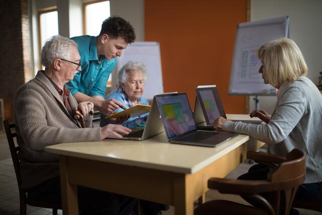 Bei den Workshops gibt eskostenfreie Informationen für Jung und Alt.  | Foto: adobestock/halfpoint