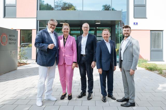 v.l.n.r. Peter Hacker, Gabriele Gottwald-Nathaniel, Christian Breitfuß, Gerald Bischof (Bezirksvorsteher Liesing), Ewald Lochner) | Foto: Marlene Fröhlich