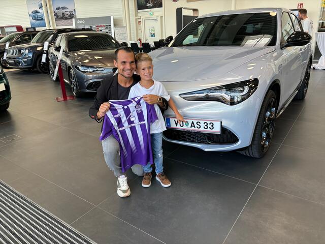Daniel Düsenflitz mit seinem Sohn und einem Austria Salzburg-Dress | Foto: Almer