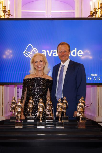 ngeborg Freudenthaler (Geschäftsführung Firma Freudenthaler) hielt die Laudatio, Klaus Darbo jun. (Geschäftsführer Darbo) freute sich über den Award in der Kategorie Familie &amp; Tradition. | Foto: TIROLERIN / Hetfleisch