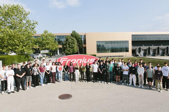 Die 51 #FroniusFutureTalents starteten im Lehrlingsjahrgang 2024 am Standort Sattledt bei Fronius.
 | Foto: Fronius