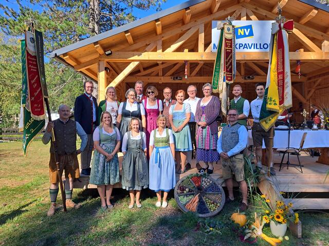 Johann Weirer mit Bauernbundfahne, Birgit Putz, Selina Scheikl, Elfriede Riess, Bauernbundobmann Karl Hochreiter. 2. Reihe v.l.n.r: GR Andreas Scheikl, Chorleiterin Pia Pfeffer, Susanne Loewert, Kapellmeister Gerhard Weirer, Elvira Lanxinger, GfGR Manfred Meissinger, Anna Czech, Michael Eder, Monika Kahle, Michael Zöchling mit Fahne Trachtenverein, Martin Loewert mit Fahne Landjugend (v.l.) | Foto: Andreas Scheikl