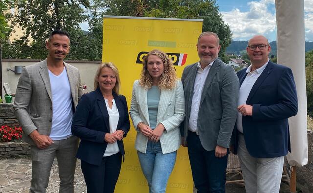 Bezirksparteichef Josef Naderer (r.) mit seinen vier Kandidaten zur Nationalratswahl (von links): Christoph Heumader (Freistadt), Johanna Miesenberger (Pregarten), Johanna Jachs (Freistadt) und Günter Lorenz (Rainbach). | Foto: MeinBezirk/Jennifer Wiesmüller