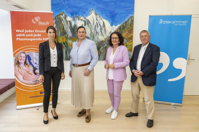 Im Bild: Magdalena Janu (Ärztliche Leiterin des BioLife Plasmazentrums Salzburg), Elisabeth Maier (Managerin des BioLife Plasmazentrums Salzburg), Daniela Gutschi (Landesrätin) und Karl Forstner (Präsident der Ärztekammer für Salzburg). | Foto: Takeda/WILDBILD