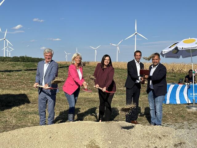 Spatenstich für das größte Windpark-Projekt Österreichs. Am Bild (v.l.n.r.): Bürgermeister von Weiden Heinrich Hareter, Bürgermeisterin von Neusiedl Elisabeth Böhm, Landeshauptmannstellvertreterin Astrid Eisenkopf, Vorstandsvorsitzender Burgenland Energie Stephan Sharma und Bürgermeister von Gols Kilian Brandstätter | Foto: Burgenland Energie AG