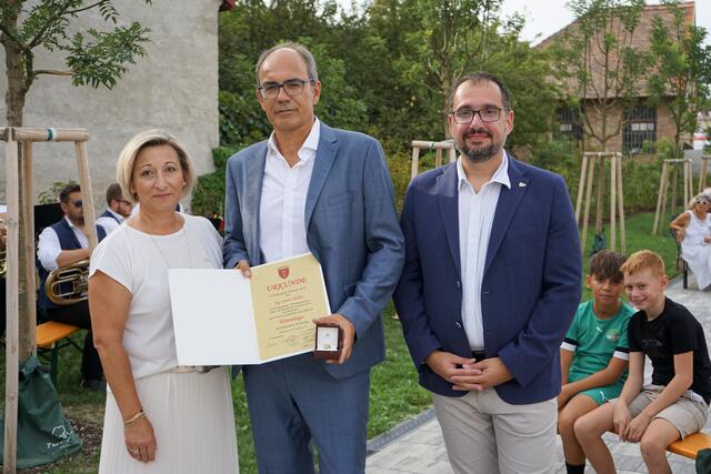 Ehrenring für Vizebürgermeister a.D. Otmar Illedits. | Foto: Stadtgemeinde Mattersburg