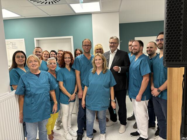 Ein Team aus verschiedenen Bereichen, wie Allgemeinmedizin, Sozialarbeit oder auch Notfallmedizin, kümmert sich um verschiedenste Anliegen.  | Foto: Luise Schmid/MeinBezirk