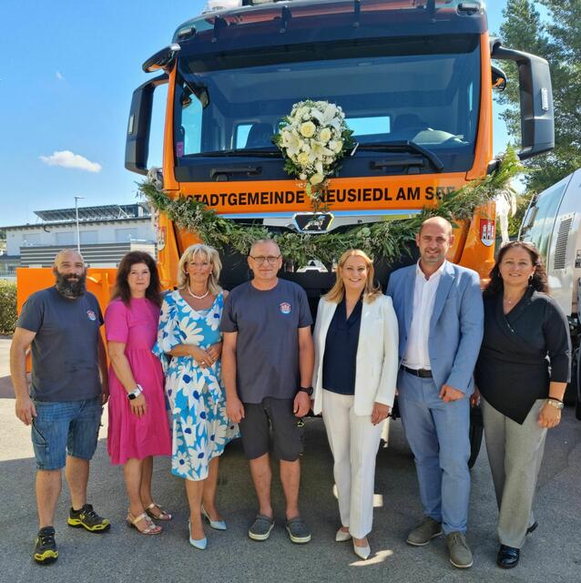 m Bild (v.l.n.r): Bauhofleiter-Stv. Michael Renkl, Vizebürgermeisterin Sabine Nyikos,
Bürgermeisterin LAbg. Elisabeth Böhm, Bauhofleiter Werner Latzko,
Landesrätin Daniela Winkler, Vizebürgermeister Stefan Wögerer und
Gemeindeamtsleiterin OARin Judith Siber-Reiner. | Foto: Stadtgemeinde Neusiedl am See