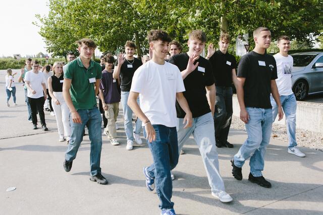 Auf dem Weg an den neuen Arbeitsplatz: Praxisnahes Lernen hat bei Fronius einen hohen Stellenwert. | Foto: Fronius