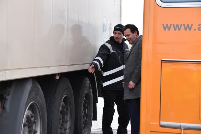 Der Lkw wurde an der Kontrollstelle Radfeld genauer unter die Lupe genommen. (Archivbild mit LR René Zumtobel bei einer Kontrolle.) | Foto: Barbara Fluckinger