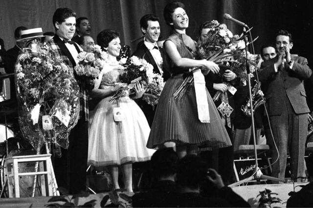 Valente mit ihrem Bruder Silvio Francesco in der Stadthalle im Jahr 1960. | Foto: Votava / brandstaetter images / picturedesk.com