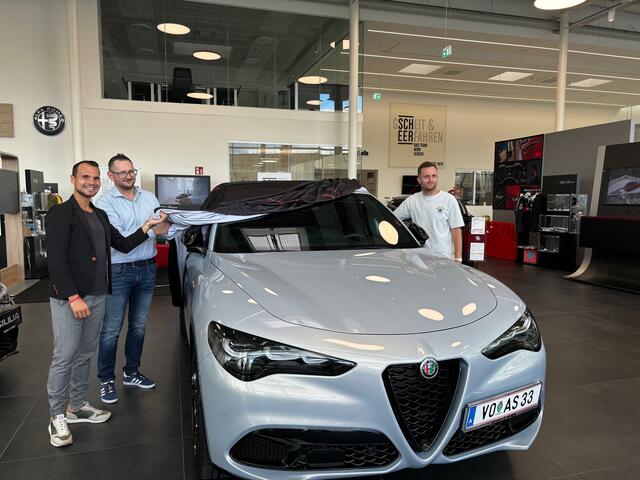 Feierliche Autoübergabe im Autohaus Scheer mit Daniel Düsenflitz, Markus Scheer und Jakob Jantscher | Foto: Almer