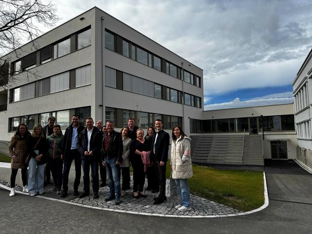 Das Paschinger Projektteam besuchte den neu adaptierten Schulstandort Rohrbach, um sich inspirieren zu lassen.  | Foto: Gemeinde Pasching