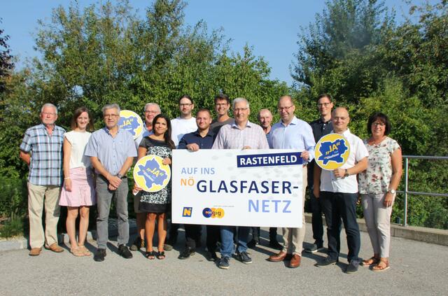 Von li, vordere Reihe:
Günther Wenzl (Gemeinderat Rastenfeld), Melanie Schmid (Amtsleitung Gemeinde Rastenfeld), Johann Klaus (Gemeinderat Rastenfeld), Mona Riegler (Vizebürgermeisterin Rastenfeld), Viktor Juhász (Projektmanager Vertrieb nöGIG), Gerhard Wandl (Bürgermeister Rastenfeld). Thomas Heissenberger (CCO nöGIG), Gerhard Rauscher (Geschäftsführender Gemeinderat Rastenfeld), Emma Berndl (Gemeinderätin Rastenfeld)
Von li, hintere Reihe:Josef Bauer (Gemeinderat Rastenfeld), Christoph Traxler (Geschäftsführender Gemeinderat Rastenfeld), Erich Hengstberger (Geschäftsführender Gemeinderat Rastenfeld), Karl Sinhuber (Gemeinderat Rastenfeld), Mario Allinger (Gemeinderat Rastenfeld)
 | Foto: Marktgemeinde Rastenfeld