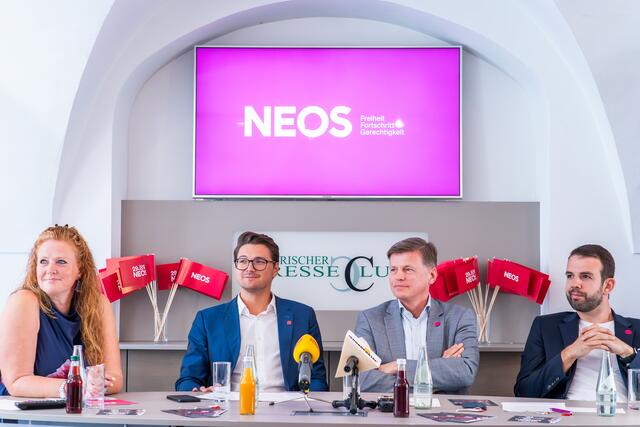 Fiona Fiedler, Nika Swatek, Veit Dengler und Lukas Hosemann (v.l.).  | Foto: NEOS 