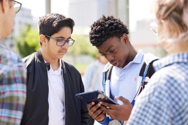 Jugendliche im Alter von 12 bis 19 Jahren können bis Oktober kostenlos bei den begleiteten WiG City Challenge Touren in den Bezirken Landstraße, Simmering und Donaustadt teilnehmen. | Foto: Johannes Hloch
