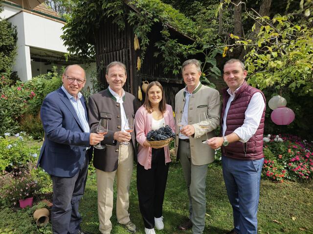 Der burgenländische Weinbaupräsidenten Andreas Liegenfeld, der Präsident der Bgld. Landwirtschaftskammer Burgenland Nikolaus Berlakovich, die Österreichische Weinkönigin und Jungwinzerin aus Jois Hannah Wetschka gemeinsam mit dem Österreichischen Weinbaupräsidenten Johannes Schmuckenschlager und dem Wein Burgenland Obmann Herbert Oschep | Foto: LK Bgld./Tesch-Wessely