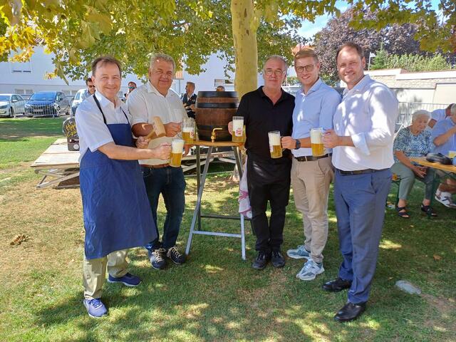 Parteiobmann Niki Berlakovich, Bürgermeister Hannes Igler und Landesparteiobmann Christian Sagartz beim Bieranstich am Neckenmarkter Familienfest. | Foto: Thomas Niklos