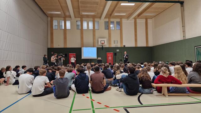 Der Turnsaal füllte sich mit Interessierten.  | Foto: Altpiaristner