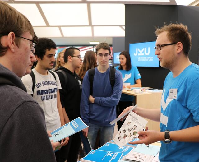 Rund 3.500 Maturantinnen und Maturanten strömen jährlich auf die SIM an der Johannes Kepler Universität.  | Foto: JKU